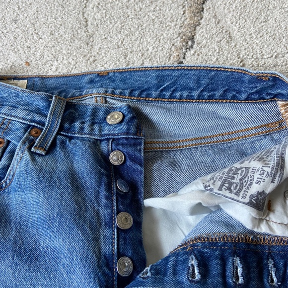 Levi's // Slightly Distressed 501 Jeans // Size 25 - Picture 7 of 12